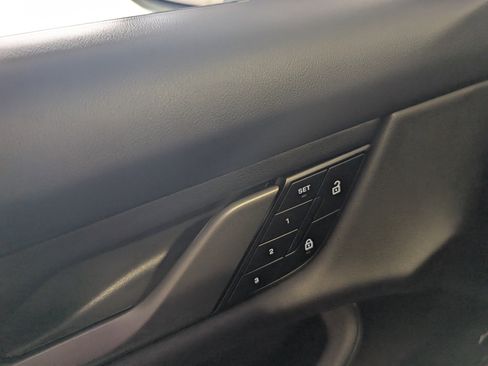 Used 2025 Porsche Taycan image 31