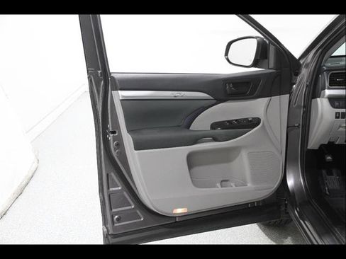 Used 2019 Toyota Highlander LE AWD/4WD image 4