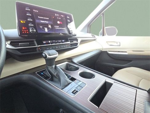 Used 2022 Toyota Sienna XLE image 28