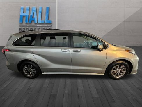 Used 2022 Toyota Sienna LE image 5