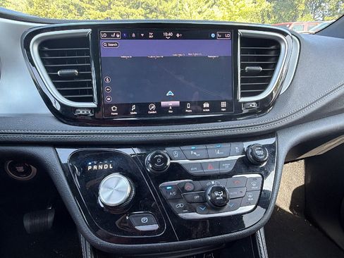 Used 2025 Chrysler Pacifica Limited FWD image 33