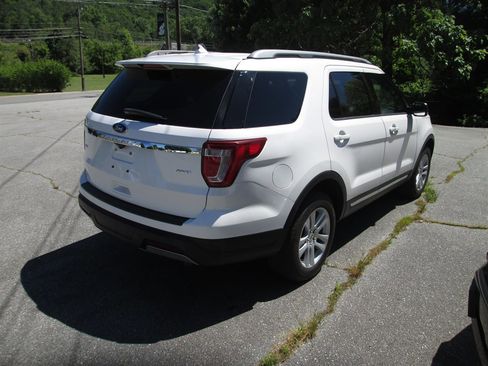 Used 2019 Ford Explorer XLT w/ Equipment Group 202A AWD/4WD image 3