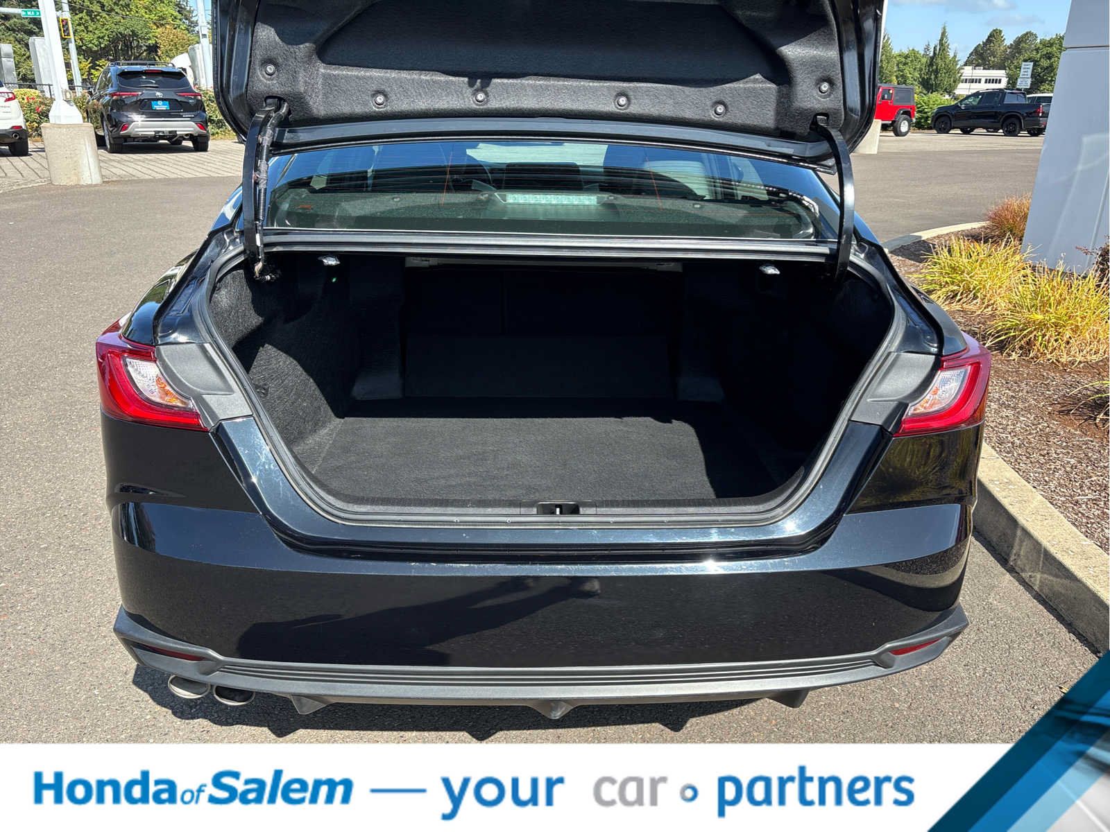 Used 2025 Toyota Camry SE FWD image 19