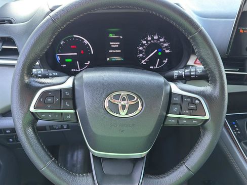 Used 2023 Toyota Sienna XLE FWD image 19