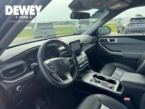Used 2022 Ford Explorer XLT w/ Equipment Group 202A AWD/4WD image 17
