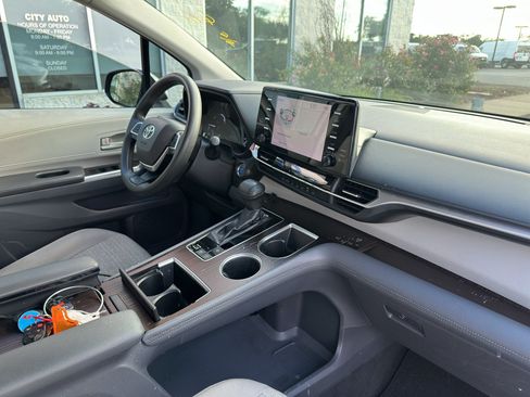 Used 2021 Toyota Sienna LE FWD image 12