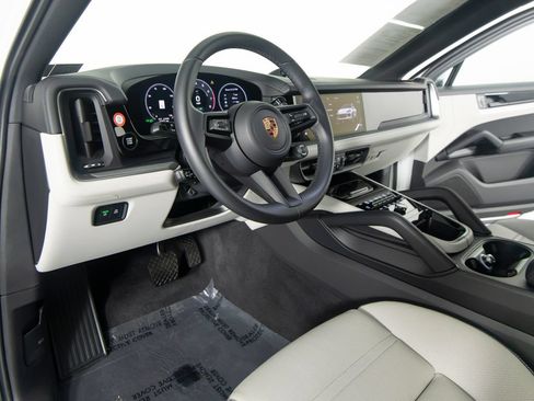 Certified 2026 Porsche Cayenne E-Hybrid Coupe AWD/4WD image 16