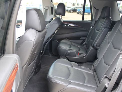 Used 2015 Cadillac Escalade Luxury AWD/4WD image 7