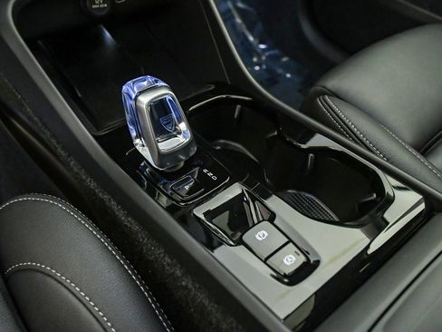 Certified 2026 Volvo XC40 B5 Plus AWD/4WD image 23