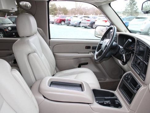 Used 2005 Chevrolet Suburban 2500 LT w/ Preferred Equipment Group image 11