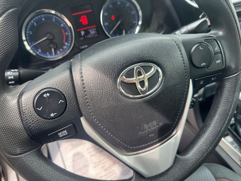 Used 2018 Toyota Corolla LE FWD image 17