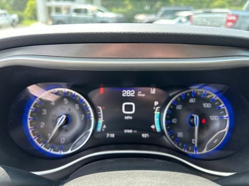 Used 2024 Chrysler Pacifica Touring-L FWD image 23