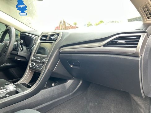 Used 2019 Ford Fusion SE FWD image 13
