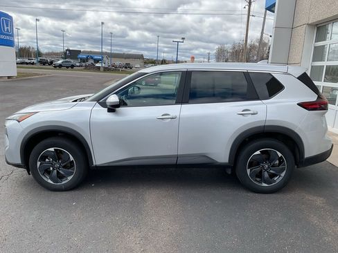Used 2025 Nissan Rogue SV AWD/4WD image 8