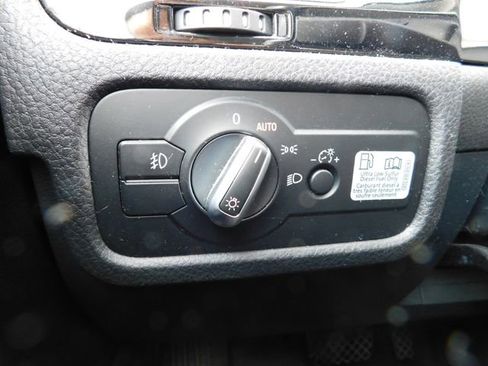 Used 2014 Volkswagen Touareg Sport image 20