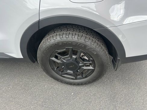 Used 2025 Kia Sorento SX Prestige w/ Olive Brown Leather Package image 16