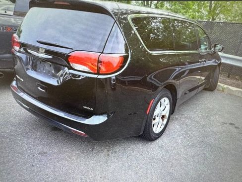 Used 2018 Chrysler Pacifica Touring Plus w/ Tire & Wheel Group FWD image 2