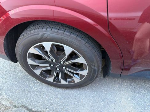 Used 2023 Kia Carnival EX FWD image 5