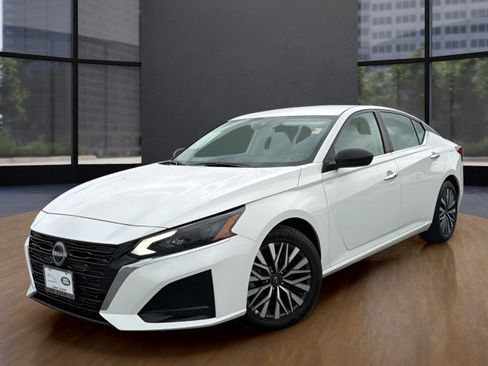 Used 2025 Nissan Altima 2.5 SV FWD image 9