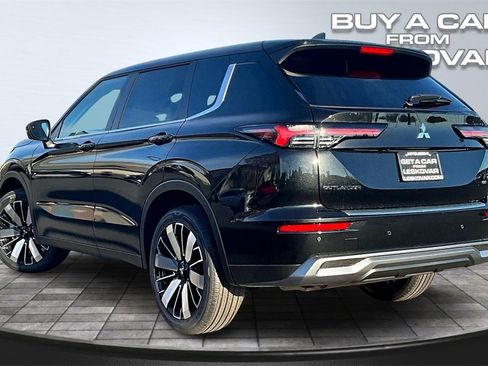 New 2025 Mitsubishi Outlander SE image 3