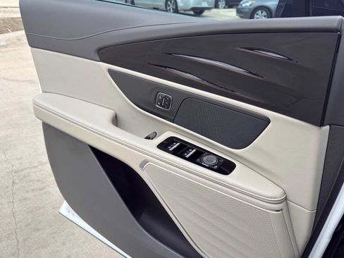 Used 2025 Lincoln Nautilus Premier AWD/4WD image 23