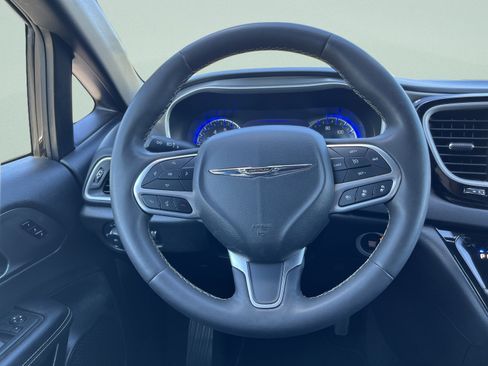 Used 2025 Chrysler Pacifica Select FWD image 17