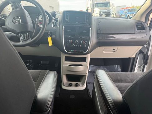 Used 2018 Dodge Grand Caravan SE w/ UConnect Hands-Free Group FWD image 50