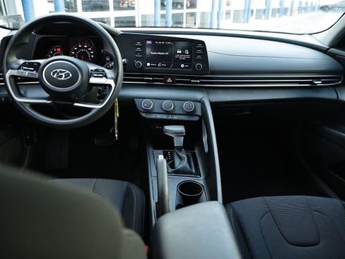Used 2023 Hyundai Elantra SE image 23
