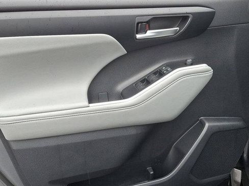 Certified 2026 Toyota Highlander XLE image 12