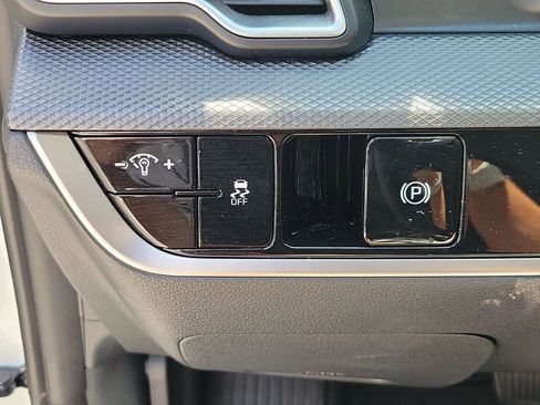 Used 2025 Kia Sportage LX FWD image 30