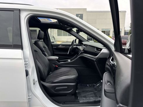 Used 2023 Jeep Grand Cherokee L Laredo image 13