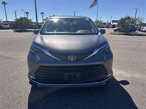 Used 2024 Toyota Sienna XLE image 9