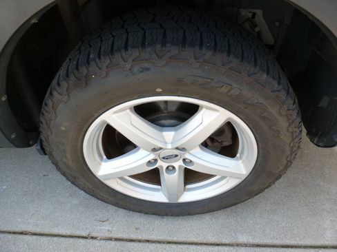 Used 2016 Ford Explorer XLT w/ Equipment Group 201A AWD/4WD image 17