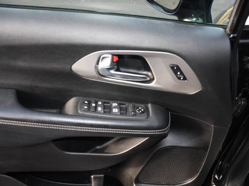 Used 2020 Chrysler Pacifica Touring-L w/ Advanced Safetytec Group image 15