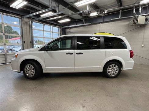 Used 2020 Dodge Grand Caravan SE FWD image 2