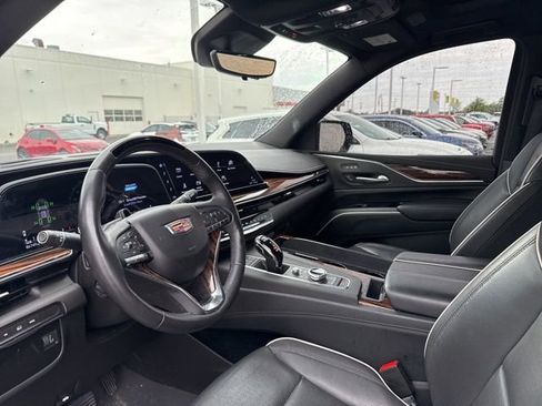 Used 2023 Cadillac Escalade Premium Luxury AWD/4WD image 17