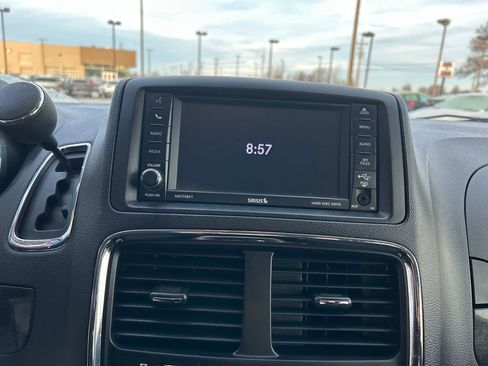 Used 2019 Dodge Grand Caravan SE w/ UConnect Hands-Free Group image 15