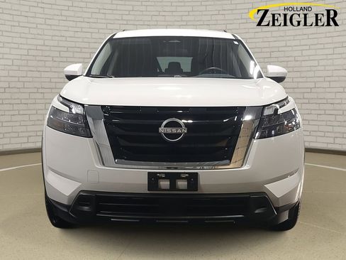 Used 2025 Nissan Pathfinder SV image 2