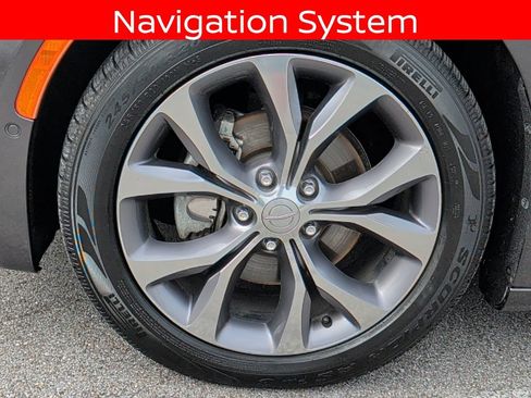 Used 2020 Chrysler Pacifica Limited w/ Tire & Wheel Group FWD image 9