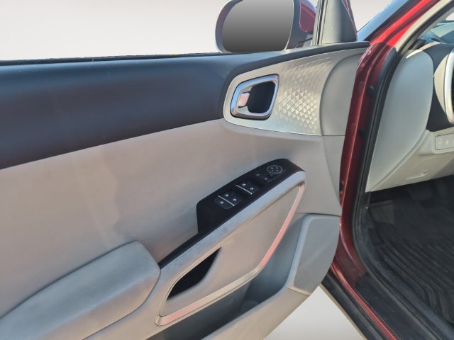 Used 2024 Kia Soul LX w/ Option Group 015 FWD image 10