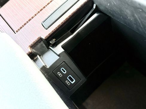 Used 2023 Toyota Sienna XLE image 40