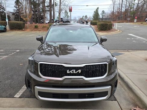 Used 2024 Kia Telluride EX w/ EX Captain's Chair Package image 3