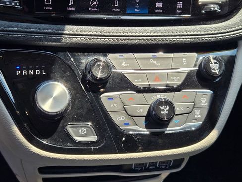 Used 2024 Chrysler Pacifica Limited FWD image 18