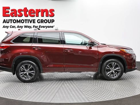 Used 2018 Toyota Highlander Plus AWD/4WD image 4