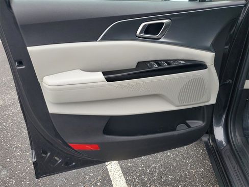 Used 2023 Kia Carnival LX image 8