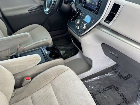 Used 2020 Toyota Sienna LE w/ LE Preferred Package FWD image 19
