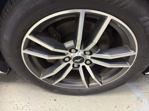 Used 2017 Ford Mustang Coupe RWD image 30