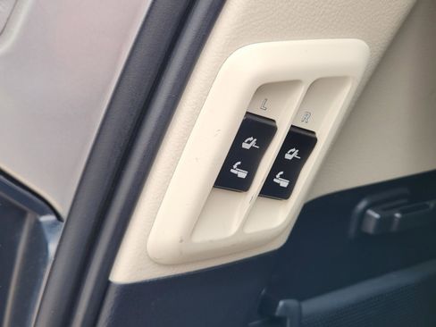 Used 2022 Lexus GX 460 Premium w/ Accessory Package AWD/4WD image 34