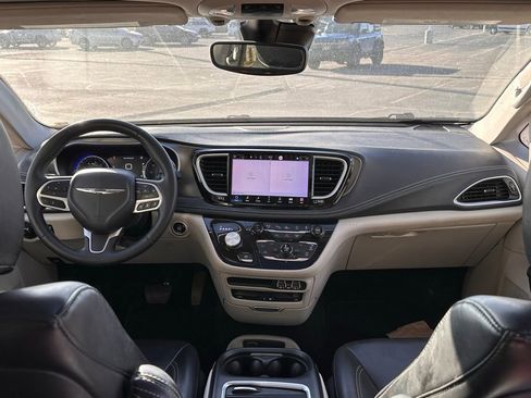 Used 2023 Chrysler Pacifica Touring-L w/ Uconnect Theater Family Group AWD/4WD image 22