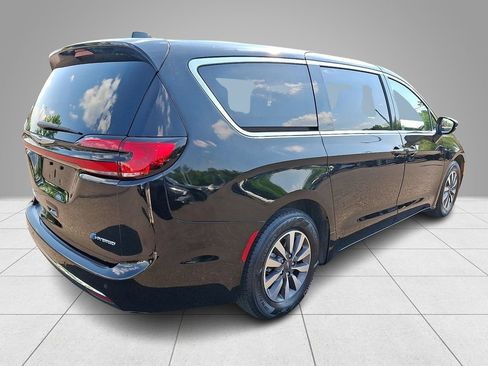 Used 2024 Chrysler Pacifica Limited FWD image 6